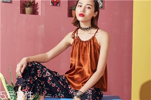 平胸穿什么衣服好看？性感的平胸穿搭