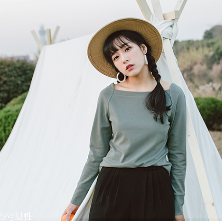 平胸穿什么衣服好看？性感的平胸穿搭