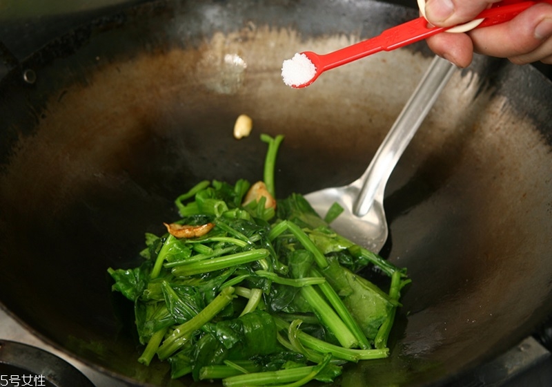 做菜先放調(diào)料還是后放調(diào)料 做菜先放調(diào)料還是后放調(diào)料