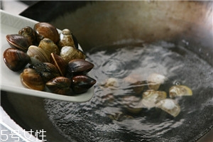 做菜先放調(diào)料還是后放調(diào)料 做菜先放調(diào)料還是后放調(diào)料