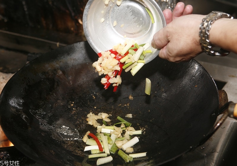 做菜先放調(diào)料還是后放調(diào)料 做菜先放調(diào)料還是后放調(diào)料