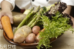 做沙拉用什么蔬菜 有什么蔬菜可以做沙拉 做沙拉用什么蔬菜 有什么蔬菜可以做沙拉