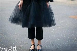 裙子搭配褲子好看嗎？打開(kāi)時(shí)尚的新方式