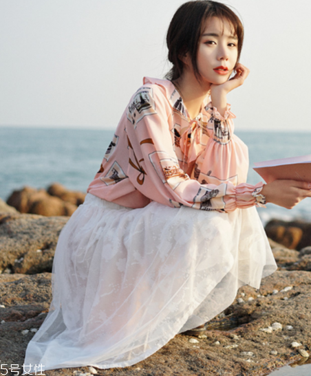 裙子搭配褲子好看嗎？打開(kāi)時(shí)尚的新方式