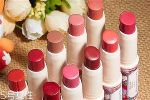 canmake高保濕防曬唇膏試色 滋潤又顯色 canmake高保濕防曬唇膏試色 滋潤又顯色