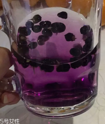 黑枸杞為什么是藍(lán)色？花青素的原因