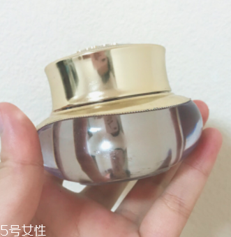 面霜可以當(dāng)眼霜嗎？年輕肌膚可以少量用