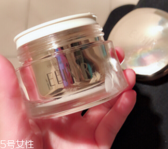 面霜可以當(dāng)眼霜嗎？年輕肌膚可以少量用