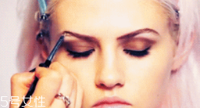 濃眉怎么畫(huà)眉毛？濃眉用眉膠是絕配