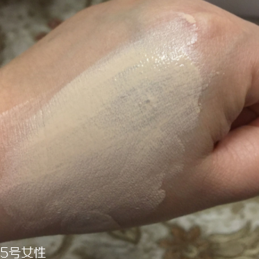 海藍(lán)之謎粉底液色號01試色 鎏光煥變粉底液怎么樣
