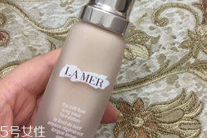 海藍(lán)之謎粉底液色號01試色 鎏光煥變粉底液怎么樣