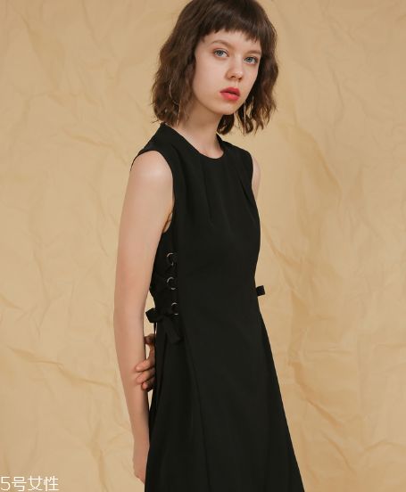 2018流行什么款式小黑裙？最經(jīng)典的性感風(fēng)