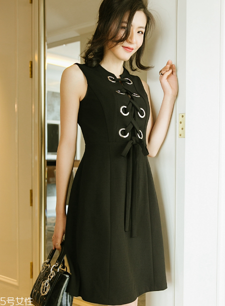 2018流行什么款式小黑裙？最經(jīng)典的性感風(fēng)