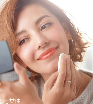 夏天化妝怎么樣不脫妝？8個(gè)小技巧讓你做清爽女神