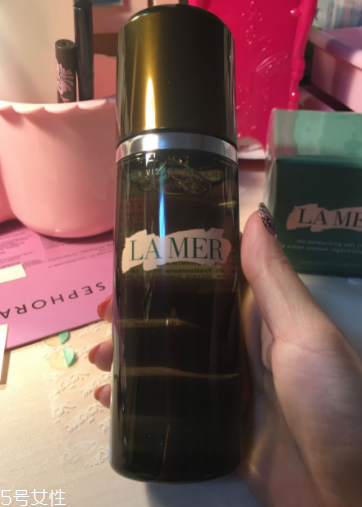 海藍(lán)之謎精萃液跟爽膚水有什么區(qū)別？用于爽膚水之后