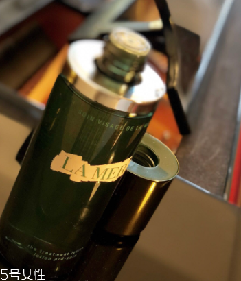 海藍(lán)之謎精萃液跟爽膚水有什么區(qū)別？用于爽膚水之后