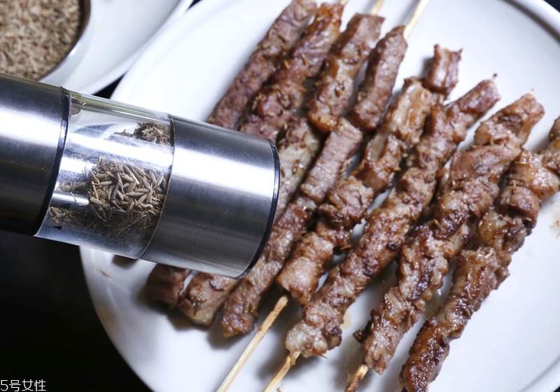 正宗新疆烤肉的做法和配料 正宗新疆烤肉的做法和配料