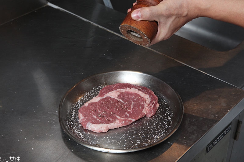 五分熟牛排怎么煎 牛排五分熟煎多長時間 五分熟牛排怎么煎 牛排五分熟煎多長時間