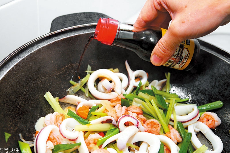 醬油什么時(shí)候放最好 炒鹵拌燴各不同 醬油什么時(shí)候放最好 炒鹵拌燴各不同