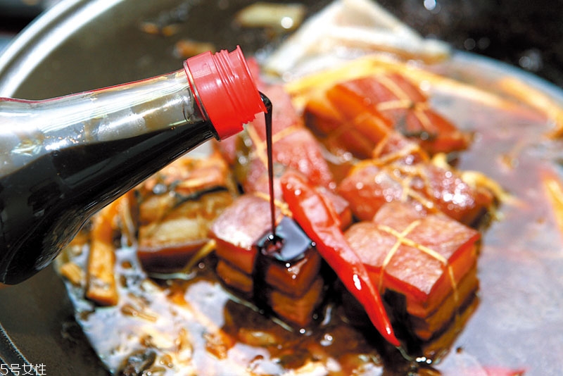 醬油什么時(shí)候放最好 炒鹵拌燴各不同 醬油什么時(shí)候放最好 炒鹵拌燴各不同