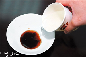 醬油什么時(shí)候放最好 炒鹵拌燴各不同 醬油什么時(shí)候放最好 炒鹵拌燴各不同