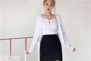 黑色短裙配什么上衣？基本款也能很時髦
