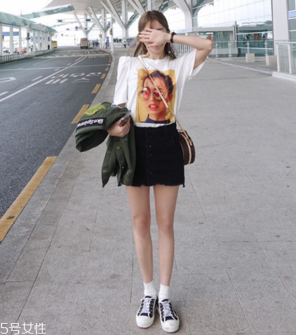 黑色短裙配什么上衣？基本款也能很時髦