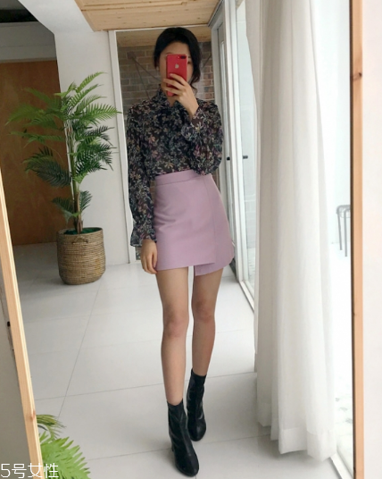 包臀短裙配什么上衣？撩人不止一點(diǎn)點(diǎn)