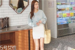 白色短裙配什么上衣好看？春日里的一抹清新