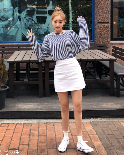 白色短裙配什么上衣好看？春日里的一抹清新