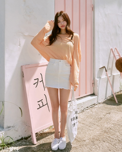 白色短裙配什么上衣好看？春日里的一抹清新