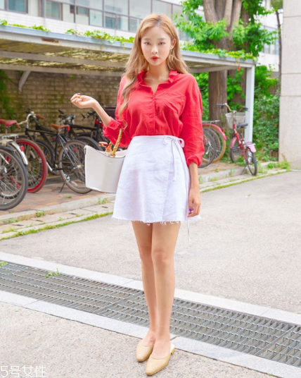 白色短裙配什么上衣好看？春日里的一抹清新