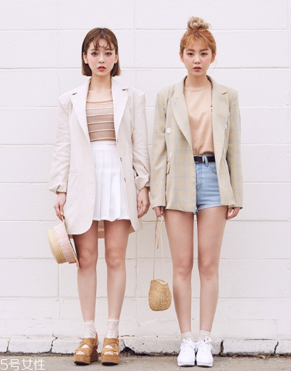 白色短裙配什么上衣好看？春日里的一抹清新