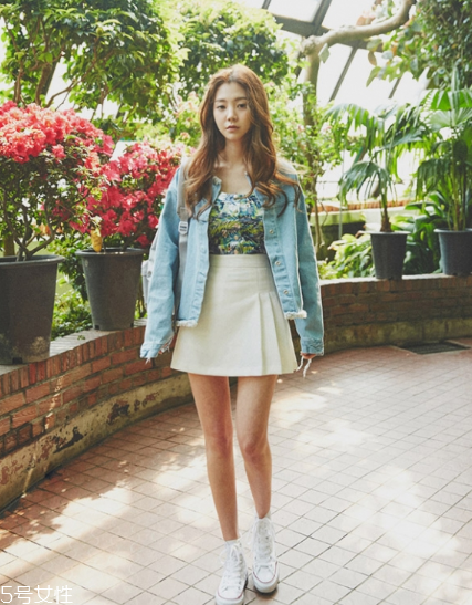 白色短裙配什么上衣好看？春日里的一抹清新