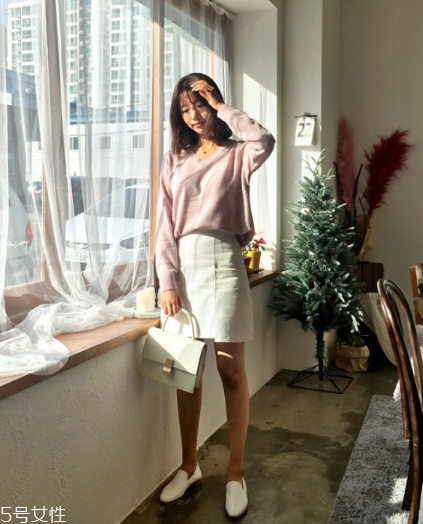 白色短裙配什么上衣好看？春日里的一抹清新