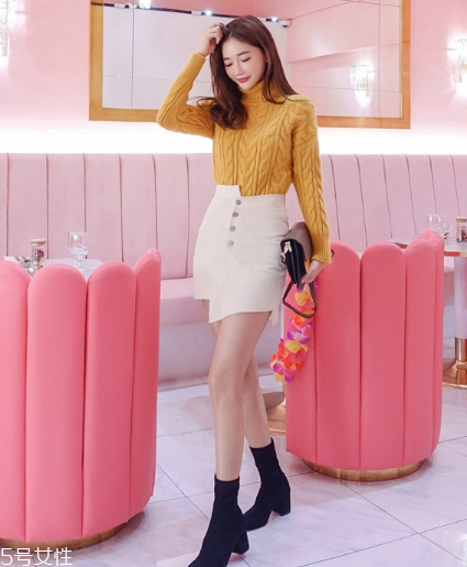 白色短裙配什么上衣好看？春日里的一抹清新