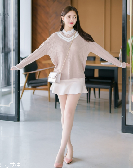 白色短裙配什么上衣好看？春日里的一抹清新