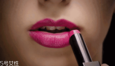 裸色衣服配什么顏色口紅？橙色口紅顯氣色