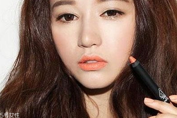 裸色衣服配什么顏色口紅？橙色口紅顯氣色