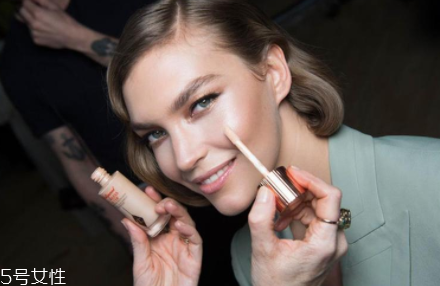 ct新品妝前高光濾鏡液怎么樣？charlotte tilbury粉底好用嗎？