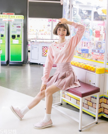 粉色短裙配什么鞋子？少女感爆棚穿搭