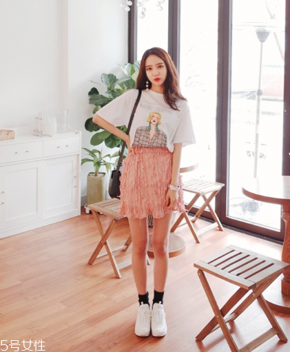 粉色短裙配什么鞋子？少女感爆棚穿搭