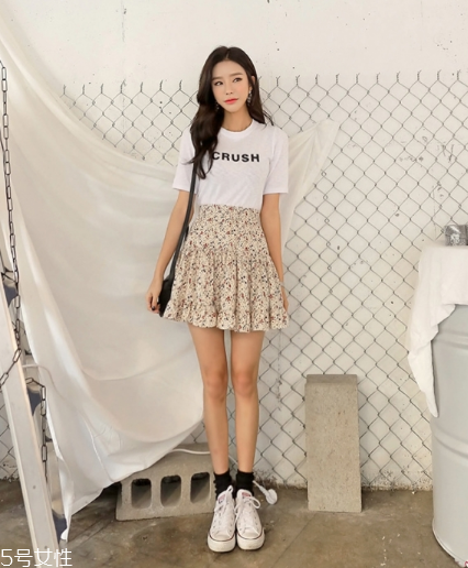 碎花短裙怎么搭配？與春天來一場甜美約會
