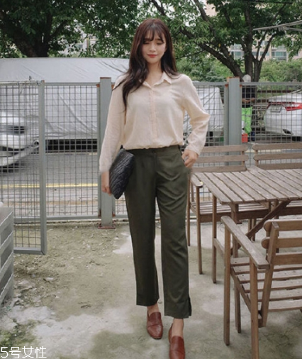 襯衫搭配什么褲子？簡(jiǎn)約時(shí)尚兩不誤