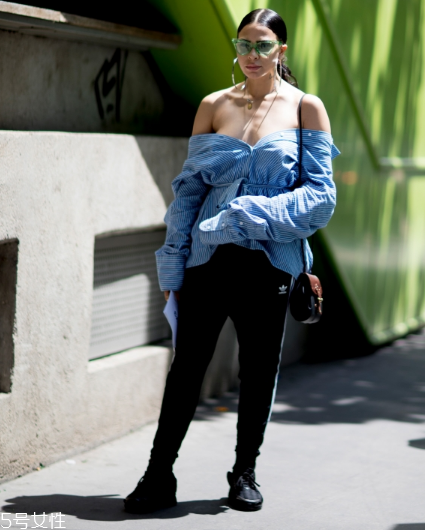 露肩襯衫怎么搭配？恰到好處的性感