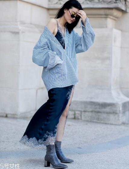 露肩襯衫怎么搭配？恰到好處的性感