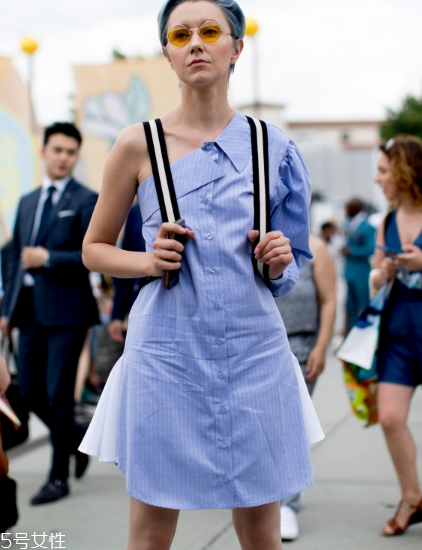 露肩襯衫怎么搭配？恰到好處的性感