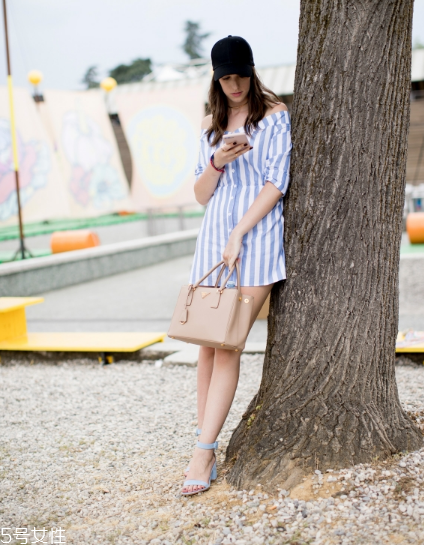 露肩襯衫怎么搭配？恰到好處的性感