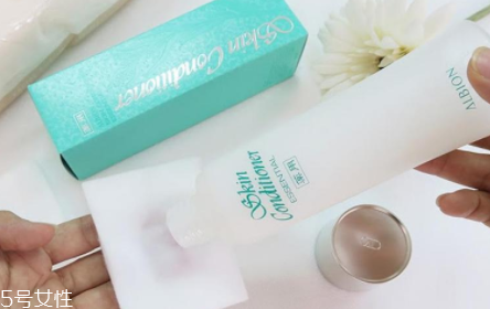 去粉刺的藥用化妝水有哪些？奧爾濱健康水熱賣(mài)40年