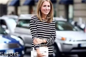 條紋t恤搭配什么褲子？這幾款穿搭簡單又出彩